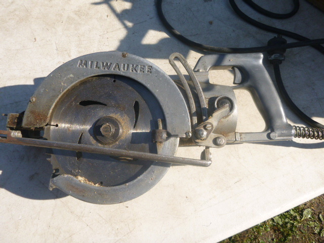 lot 63 image: Milwaukee 7 12 Worm Driver Saw