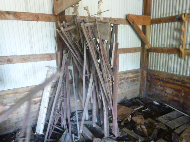 lot 105 image: 17 Scaffold Buck and 2 Ladder Jacks