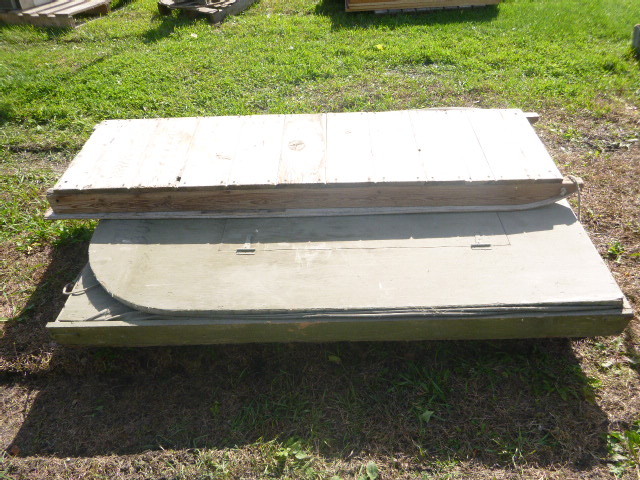 lot 112 image: Collapsible Fish House and Sled