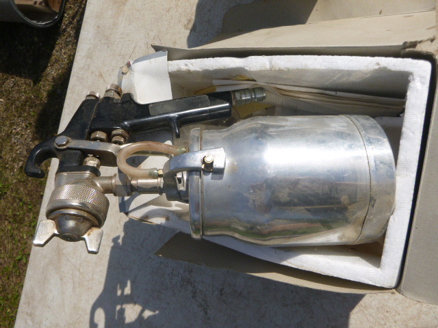 lot 117 image: Paint Spray Gun and Caulking