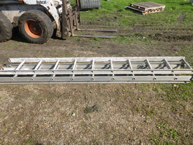 lot 124 image: Extension Ladder