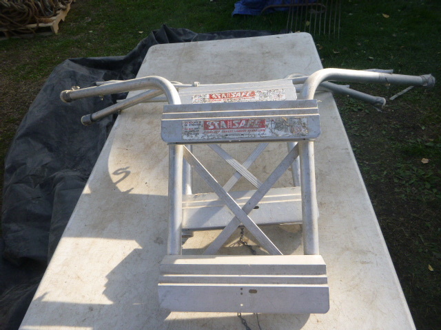 lot 140 image: Ladder Stabilizers