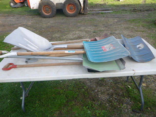 lot 149 image: Snow Shovels