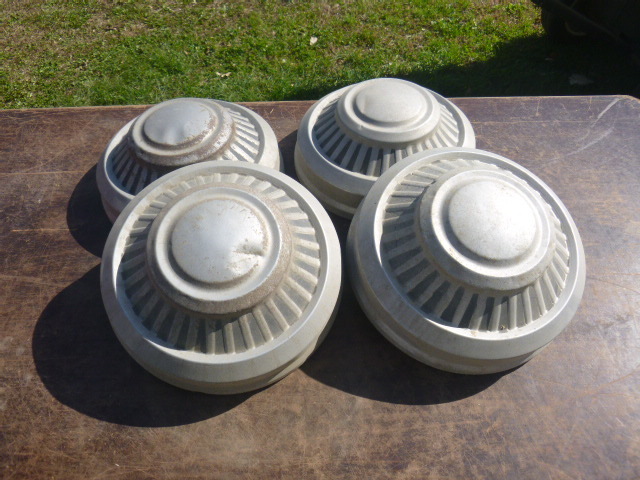 lot 165 image: Ford Hubcaps
