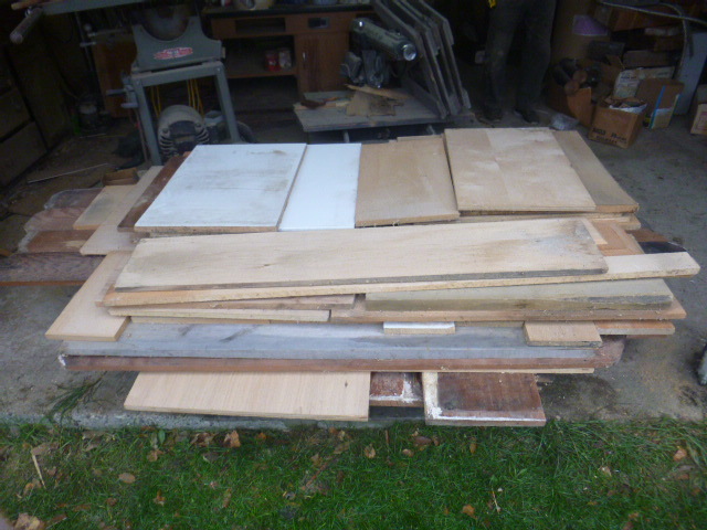 lot 198 image: Lot of Wood Boards