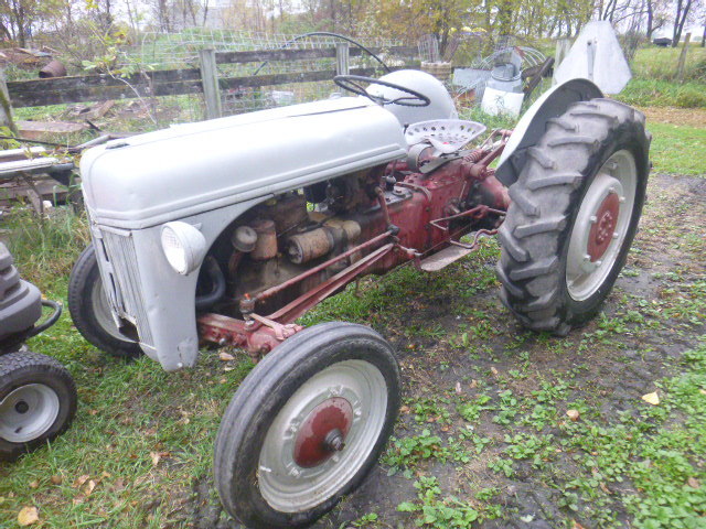 lot 1 image: Ford 2N Tractor