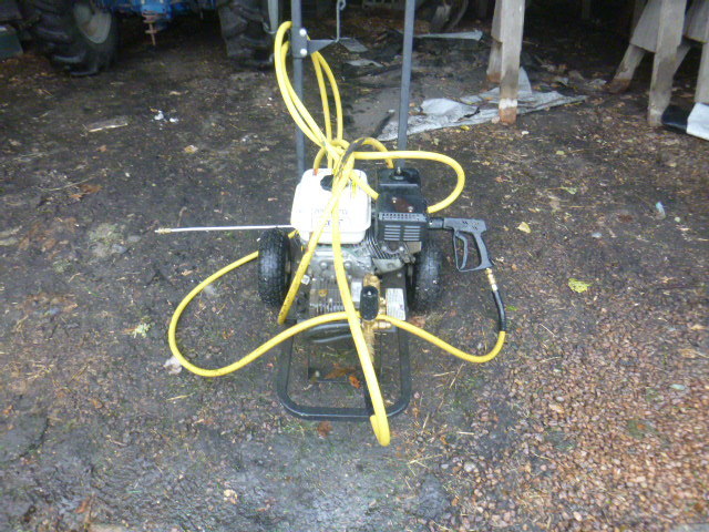lot 15 image: Honda Pressure Washer