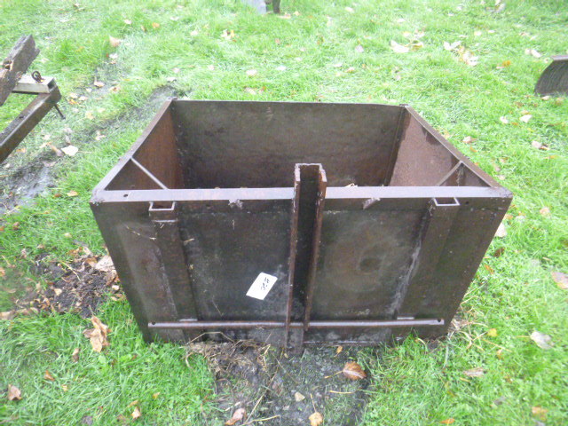 lot 20 image: Steel 3 Point Box