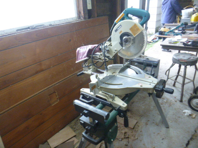 lot 32 image: Makita Miter Saw