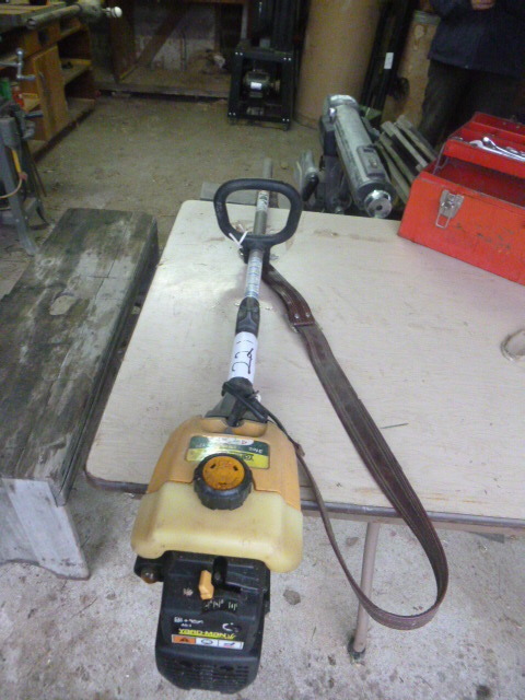 lot 221 image: Yard-Man Weed Eater