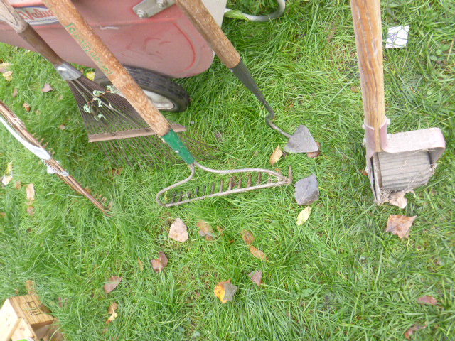 lot 46 image: Garden Tools