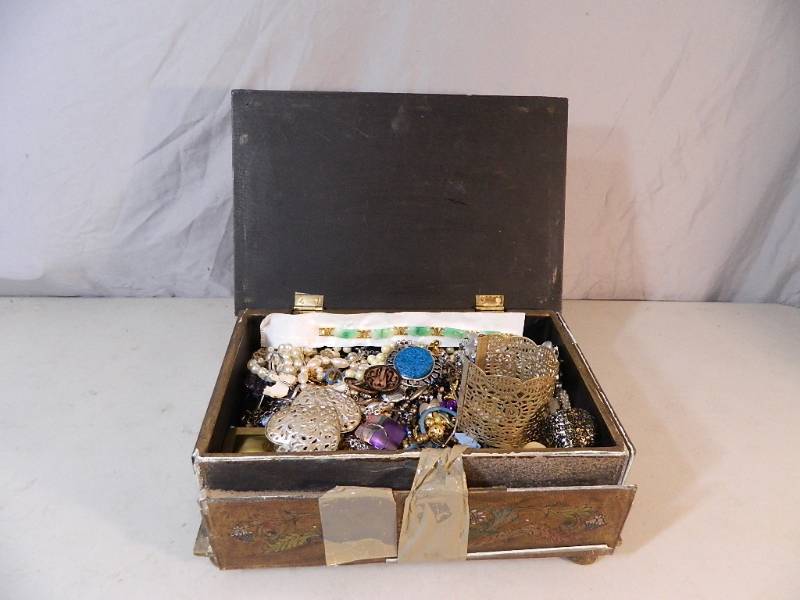 lot 4 image: Jewelry Box Full of Jewelry