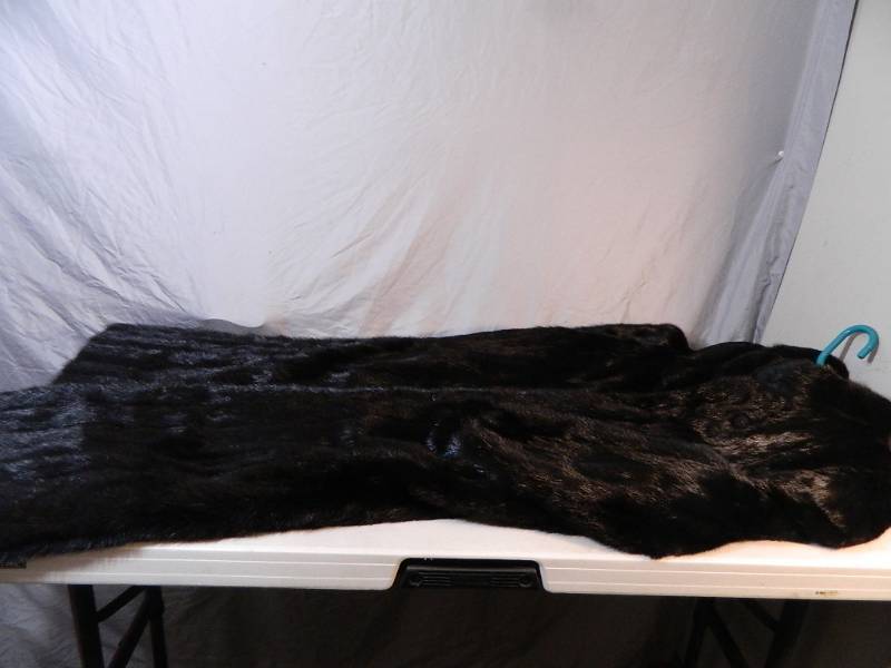 lot 23 image: Beautiful Fur Coat