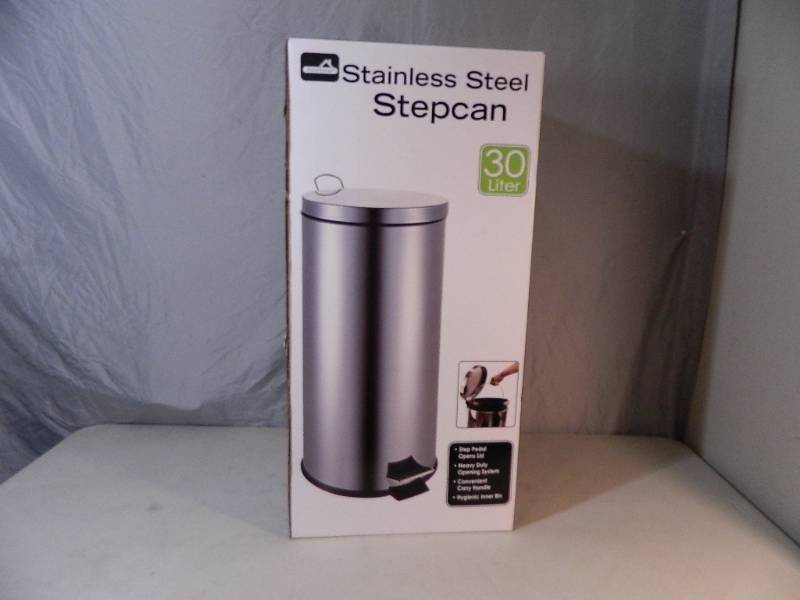 lot 26 image: New Kitchen Sized 30 Liter Stainless Steel Stepcan