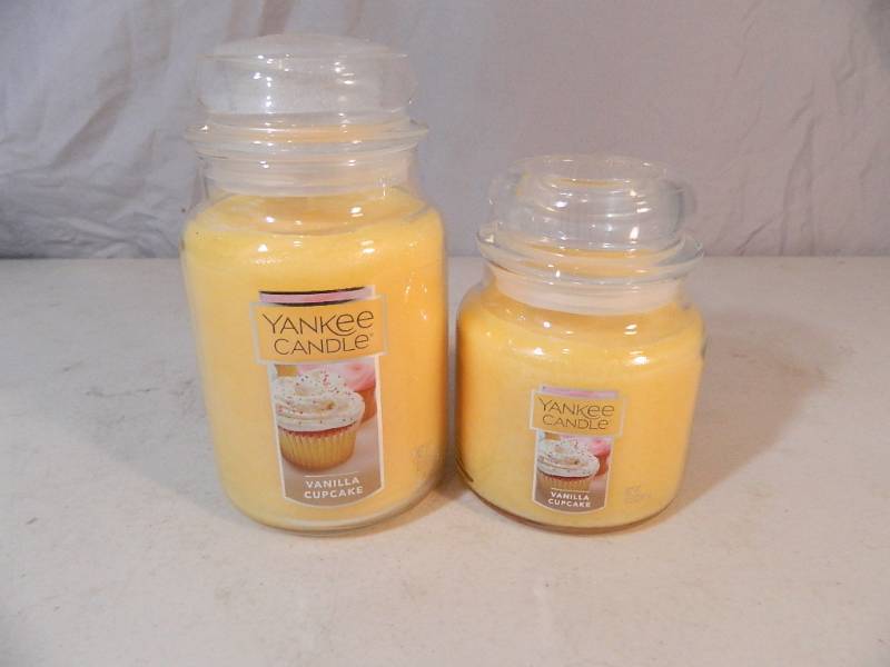 lot 27 image: 2 New Vanilla Cupcake Yankee Candles