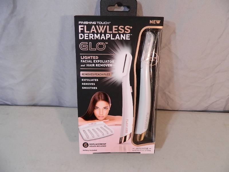 lot 33 image: New Flawless Dermaplane Glo