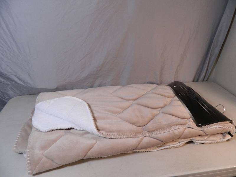 lot 49 image: New Hotel Collection Throw