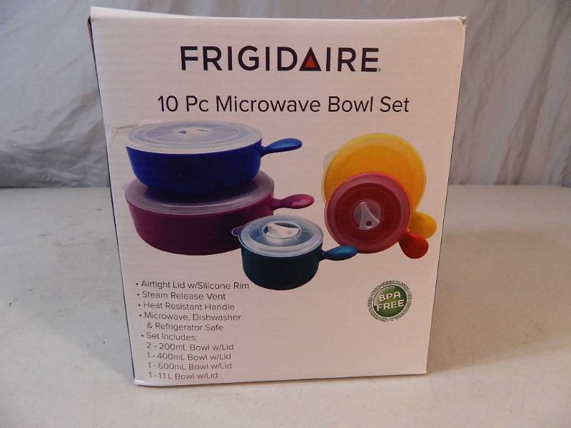 lot 139 image: New Frigidaire Microwave Set