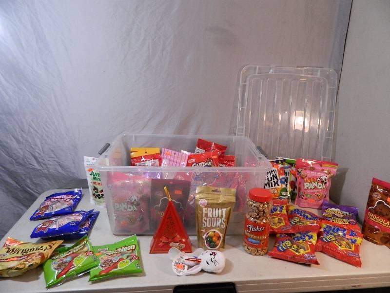 lot 180 image: Tote with Lid Full of Assorted Candy and Snacks
