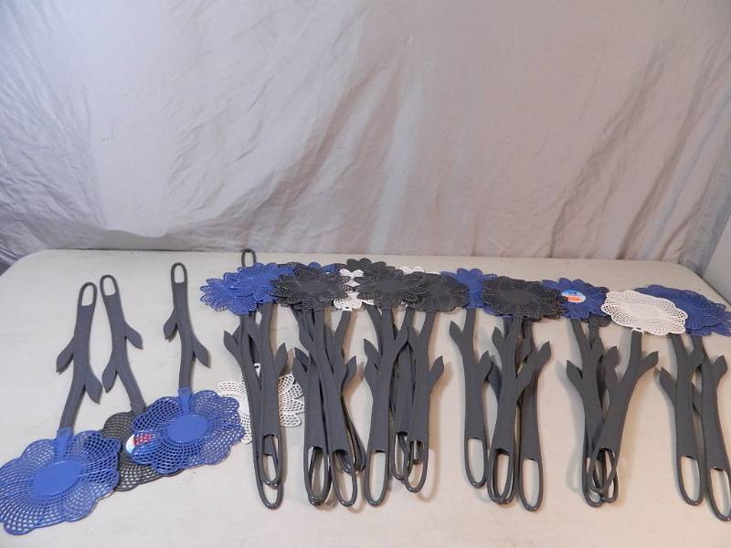 lot 195 image: 24 New Fly Swatters
