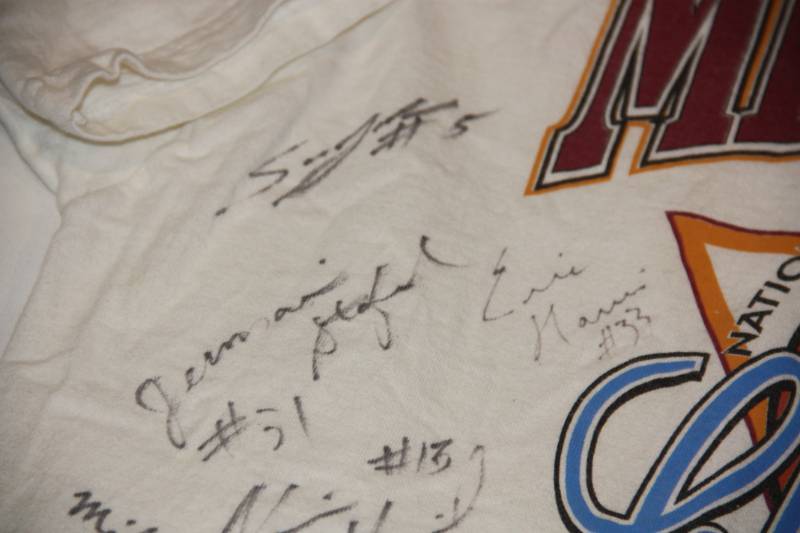 lot 5 image: 1998 Minnesota Gophers Basketball Tee with 15 Auto