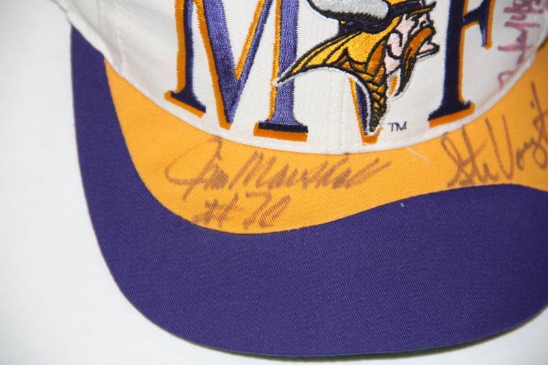 lot 9 image: Minnesota Vikings Snapback with 4 Auto