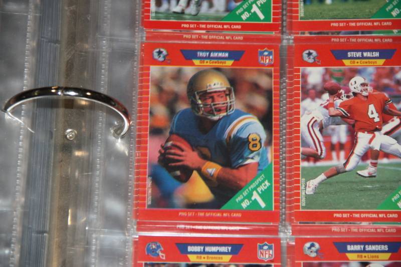 lot 70 image: 1989 Pro Set Football Partial Set Troy Aikman Barry Sanders Rookie
