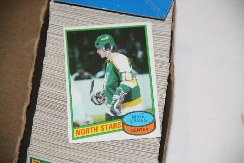 lot 90 image: Lot of 1980 Topps Hockey Cards with Team Photo Inserts