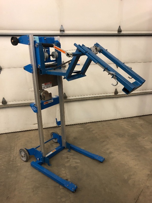 lot 1 image: Genie 500# Material Lift System