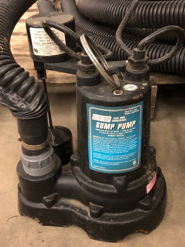 lot 21 image: (3) Submersible Pumps With Hoses