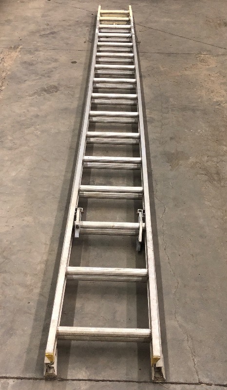 lot 11 image: Aluminum Extension Ladder