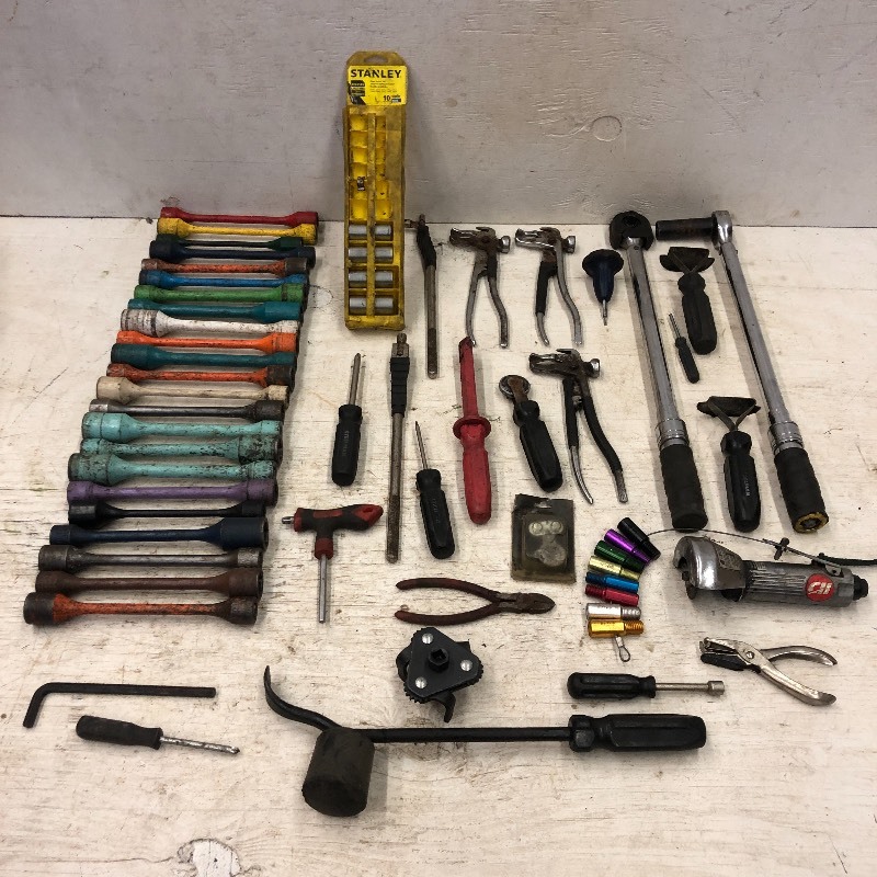 lot 47 image: Box Of Assorted Hand Tools & Etc