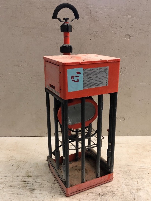lot 67 image: Commercial 115Volt Telescoping Work Light