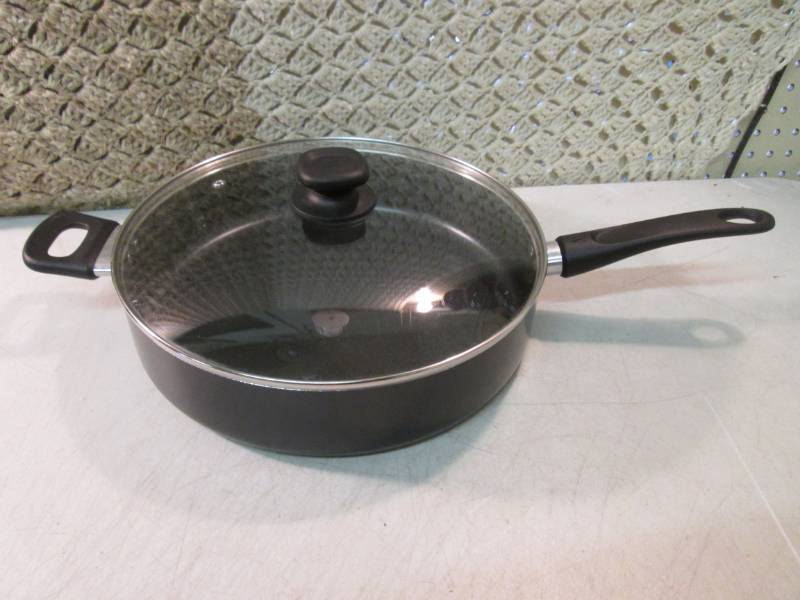 lot 22 image: 12 Wear Ever Deep Non-Stick Fry Pa...