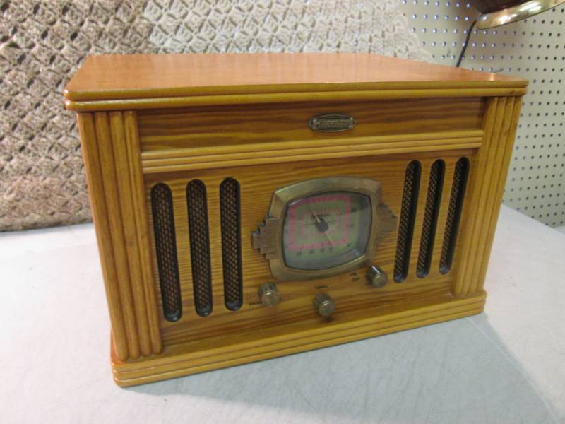 lot 25 image: Crosley Collectors Edition Radio w...
