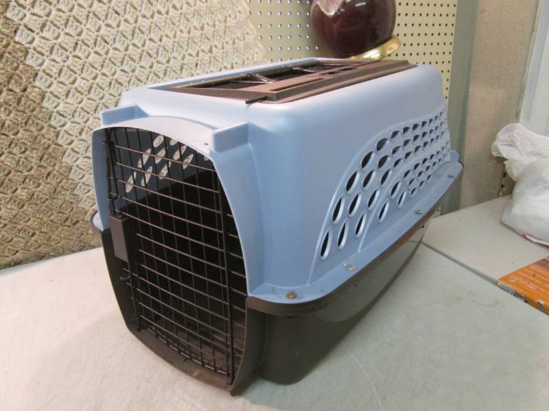 lot 28 image: Pet Carrier with Top Access Approx ...