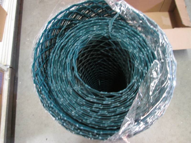 lot 40 image: Roll of 38 Green Plastic Fence Len...