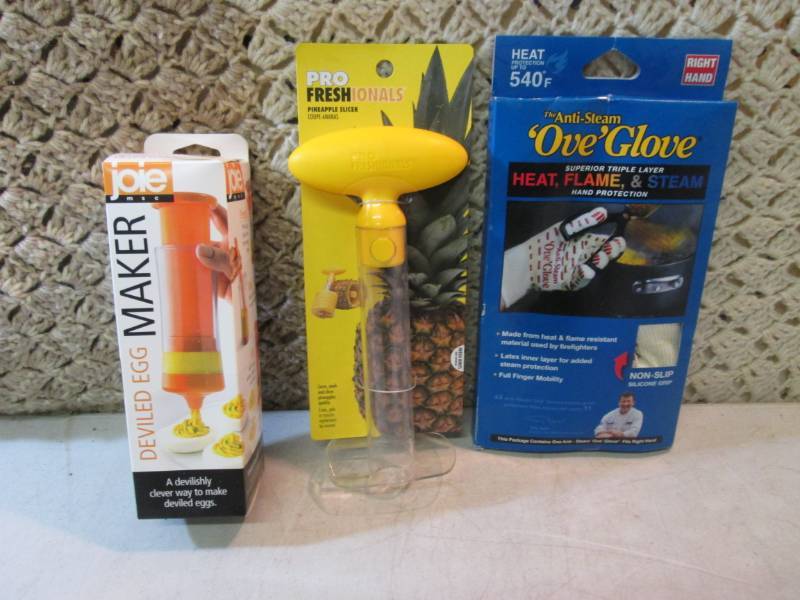 lot 91 image: Ove Glove, Pineapple Slicer and Dev...