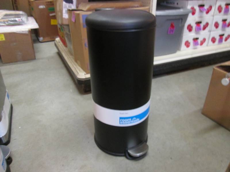 lot 152 image: 7.9 Gallon Trash Can with Step to O...