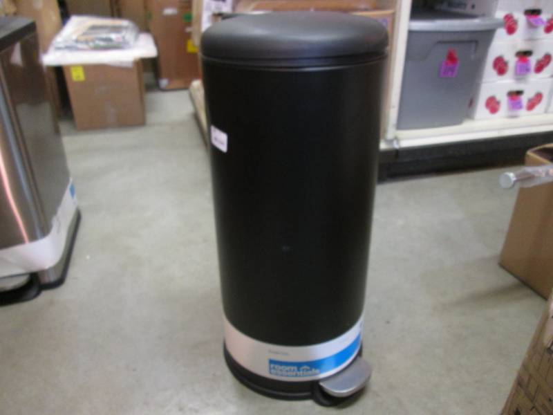 lot 153 image: 7.9 Gallon Trash Can with Step to O...