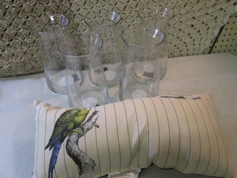 lot 168 image: Lot of 5 Glass 9 Cinch Vases and L...