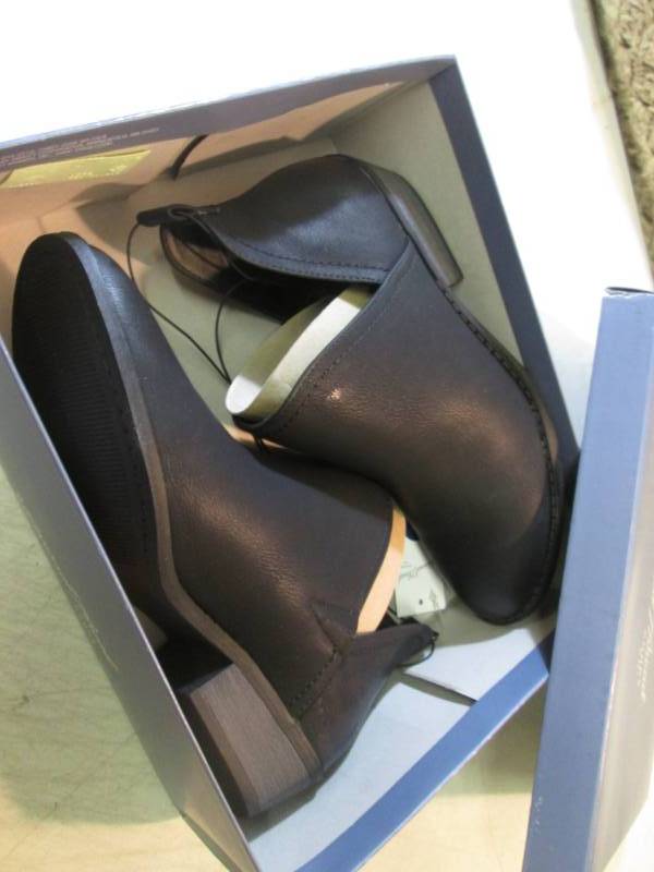 lot 178 image: Universal Thread Size 9 Ladies Slip...