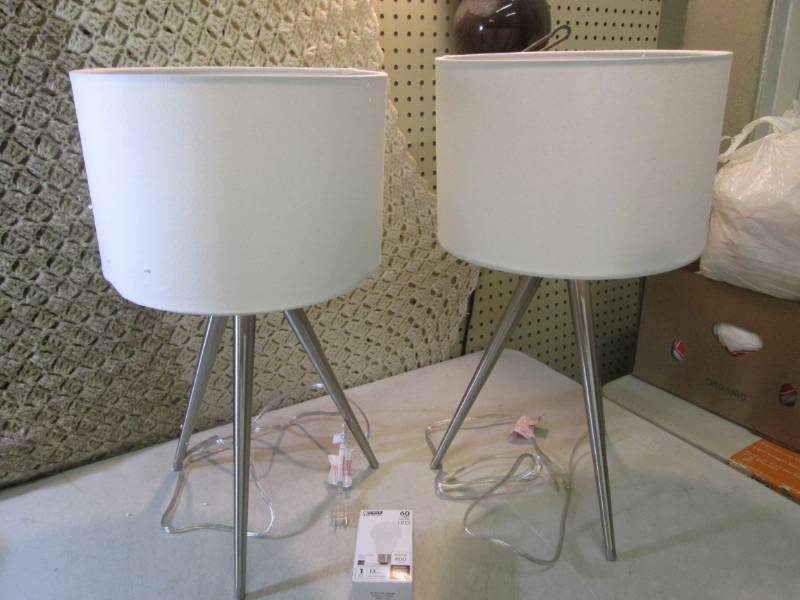 lot 182 image: Lot of 2 Table Lamps  D-3T...