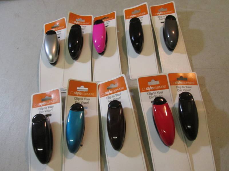 lot 192 image: Lot of 10 Sun Visor Clips for Sungl...