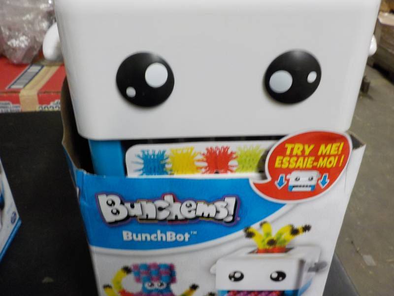 lot 12 image: Bunchems Bunch Bot...