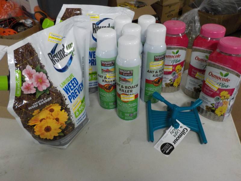 lot 38 image: 2 Bags Round Up Weed Preventer, 6 C...