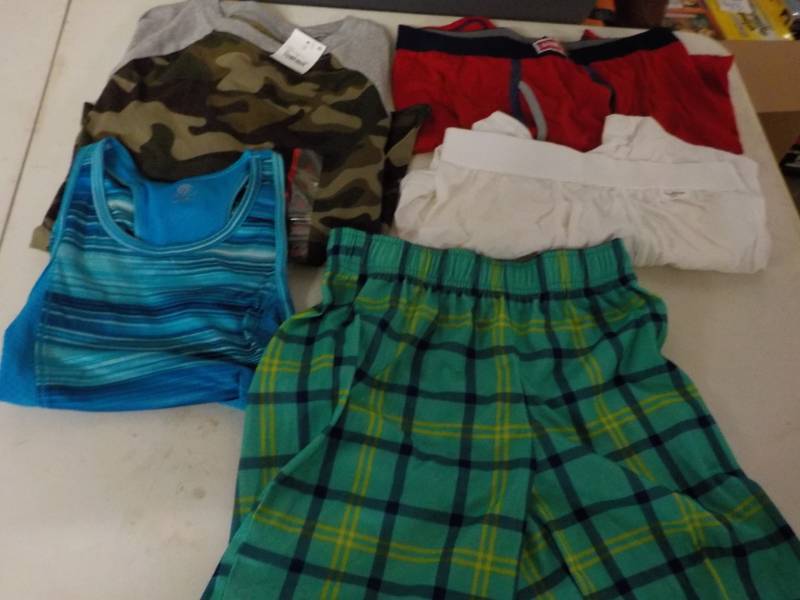 lot 48 image: New Boys Clothing Size M...