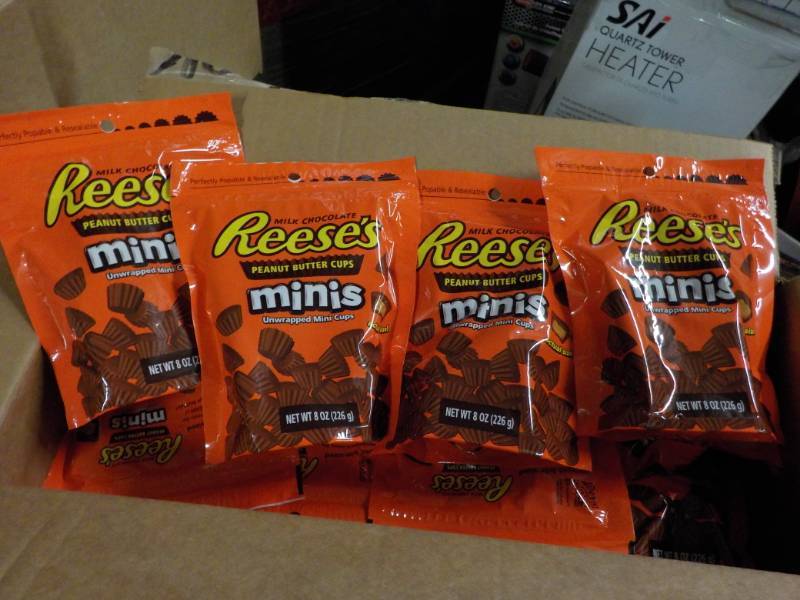 lot 107 image: 4 -8 oz Bags Reeses Minis...