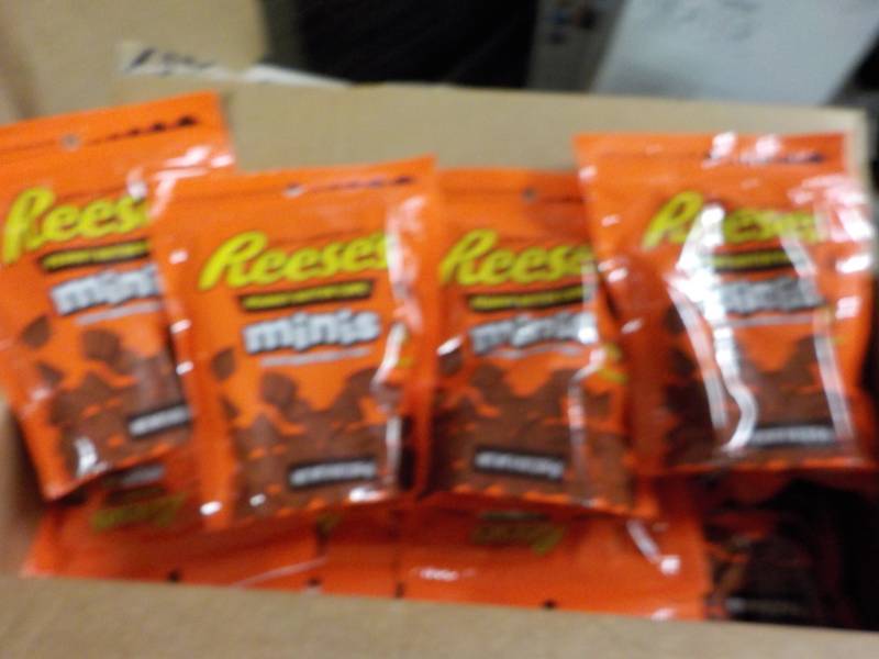 lot 109 image: 4 -8 oz Bags Reeses Minis...