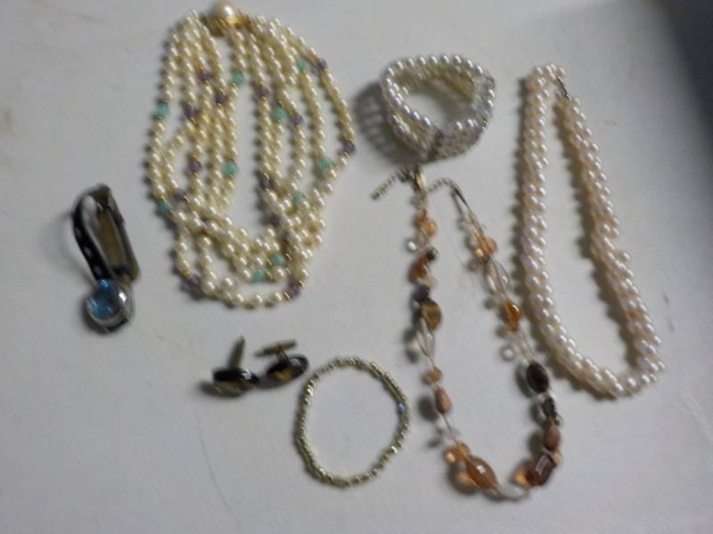 lot 151 image: Jewelry and Horse Cuff Links...
